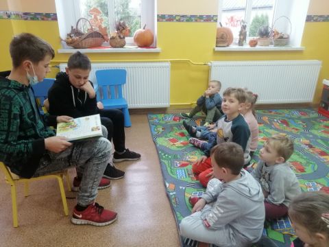 Głośne czytanie bajek - inicjatywa szkolnego wolontariatu
