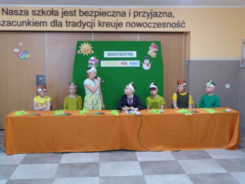 Przybyła wiosna miła i słoneczkiem zaświeciła...