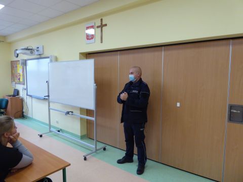 Spotkanie z policjantem dla klasy V, VII i VIII